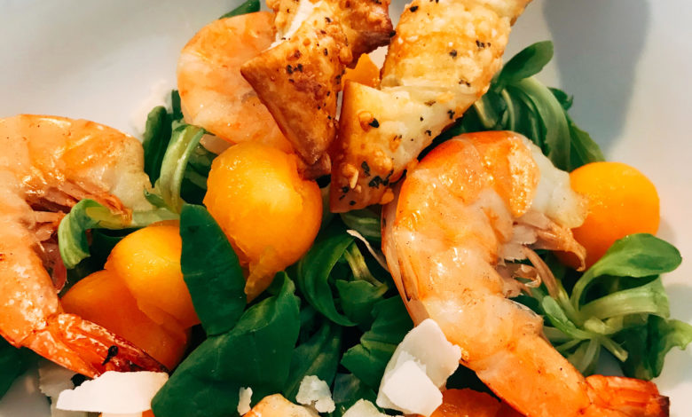 Photo of Josephine’s Cucina : Salade met in limoncello gemarineerde garnalen en parmezaan-rozemarijntwisters
